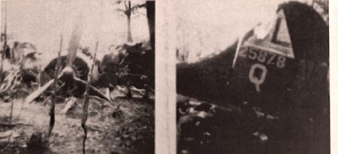 Zerschlagenes Flugzeug mit sichtbarem Propeller und Markierung auf dem Körper.